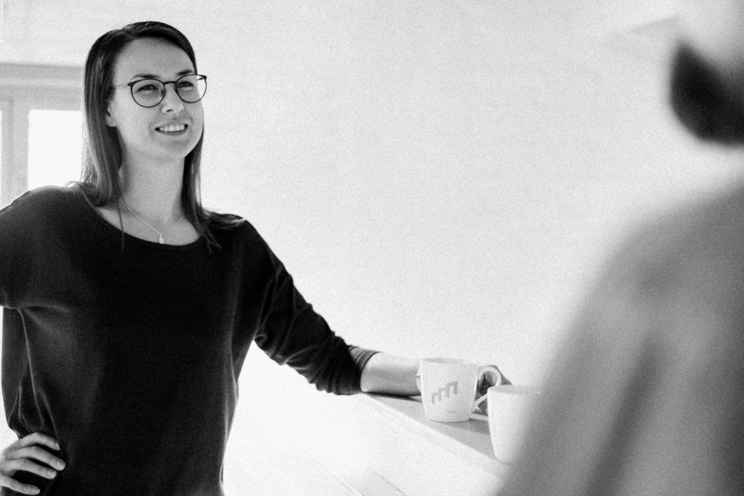 Sisältömarkkinointi ei ole monimutkaista, mutta siihen kannattaa ryhtyä. Vuorovaikutustilanne kahvikupin äärellä kahden ihmisen kesken.