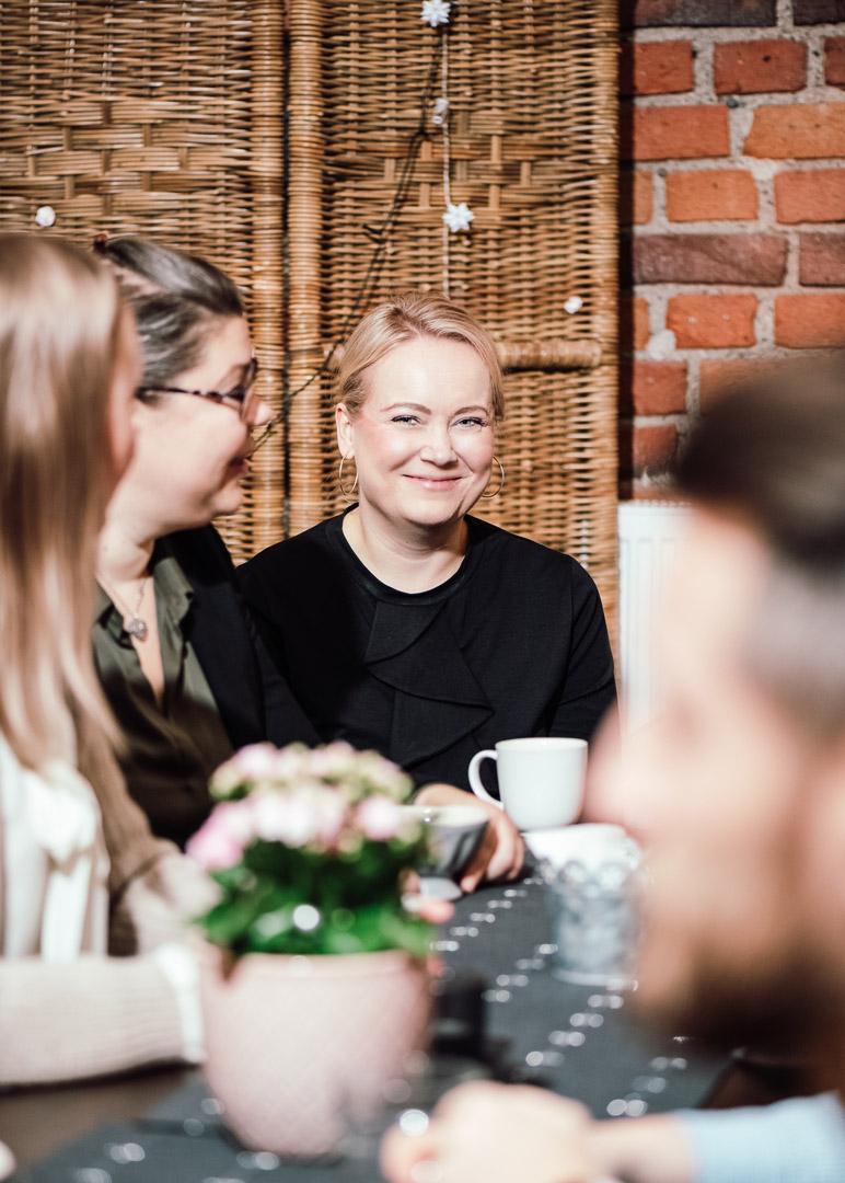 Myynninmaailman henkilöstöä työssään.
