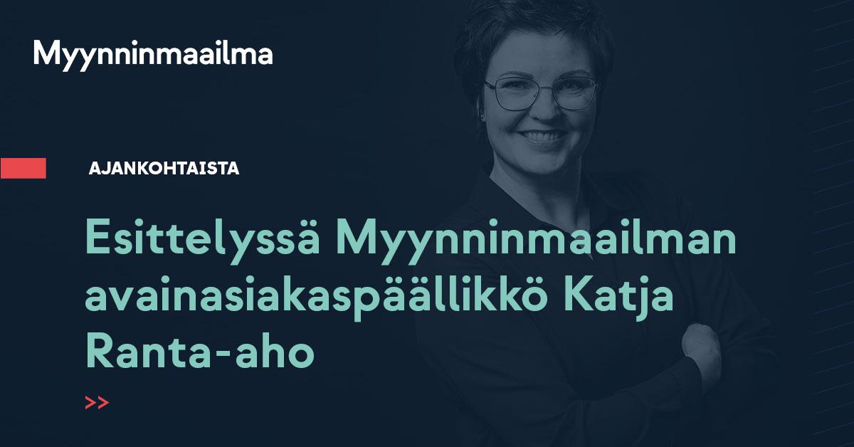 Kuvassa Katja Ranta-aho hymyilee leveästi. Hän on ristinyt käsivartensa ja näyttää päättäväiseltä.