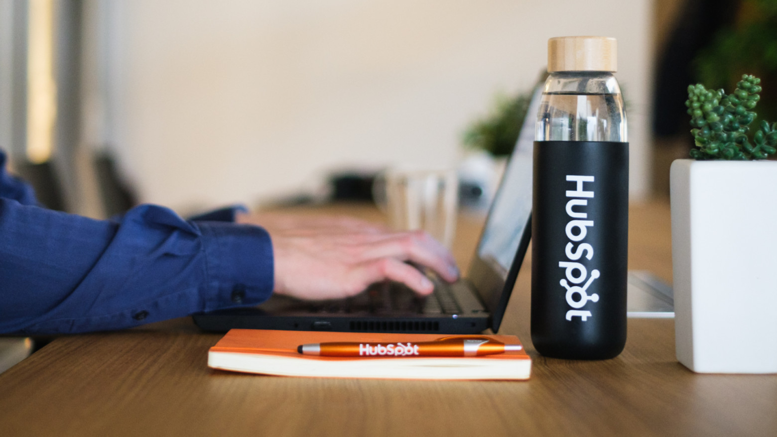 hubspot mainostuotteita pöydällä